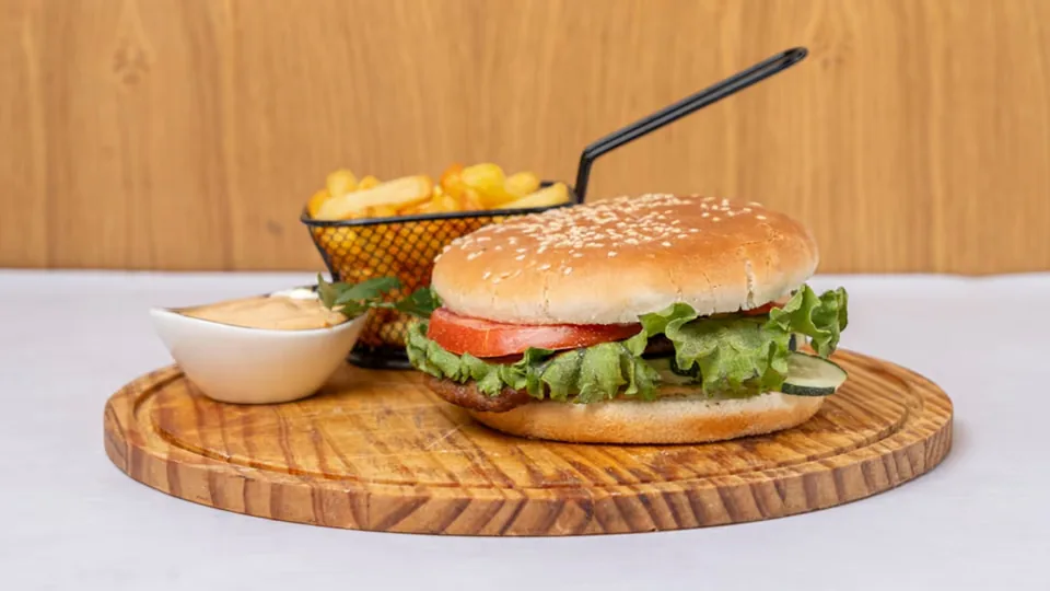 Hamburger — Momento Restaurant, Ferizaj