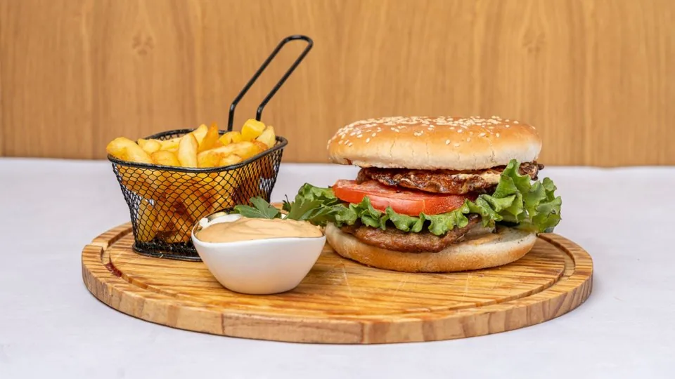 Hamburger Momento — Momento Restaurant, Ferizaj