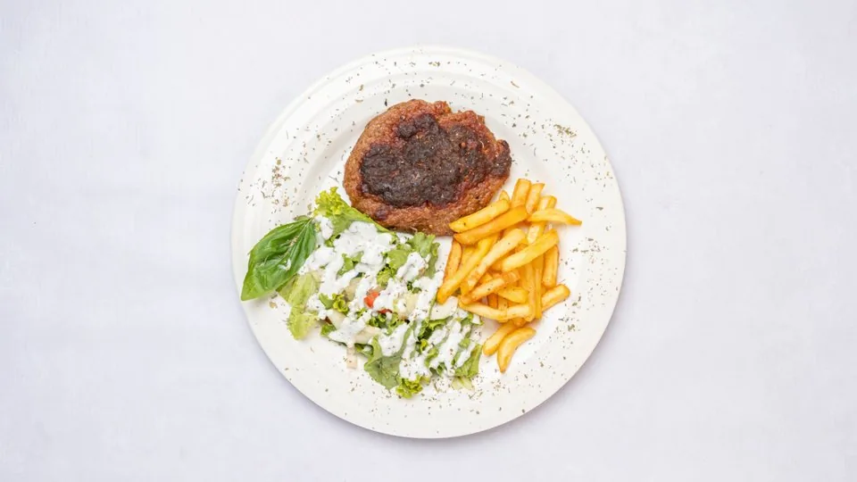 Pleskavicë — Momento Restaurant, Ferizaj