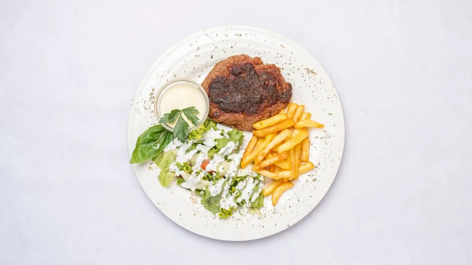 Pleskavicë me Sos Kërpudhash — Momento Restaurant, Ferizaj