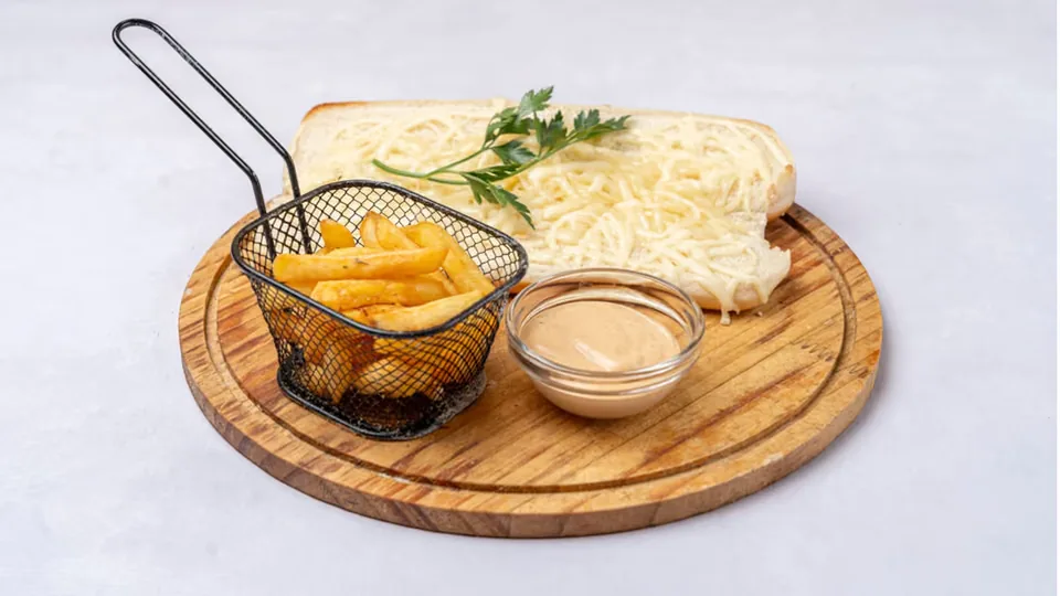 Sandwich Përshutë — Momento Restaurant, Ferizaj