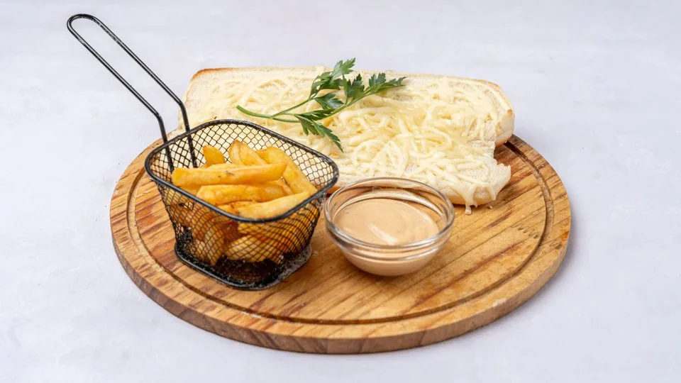 Sandwich Pule — Momento Restaurant, Ferizaj